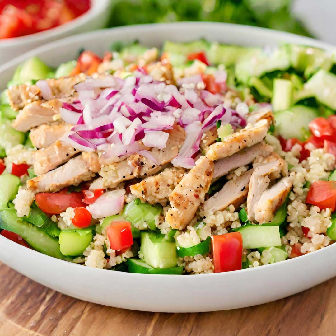 "Insalata di quinoa e pollo alla griglia, un piatto salutare e proteico perfetto per la dieta fitness.