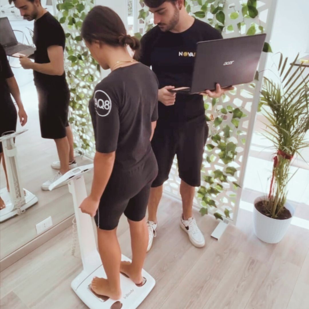 Cliente Novafit durante la misurazione dell'IMC da parte del personale.