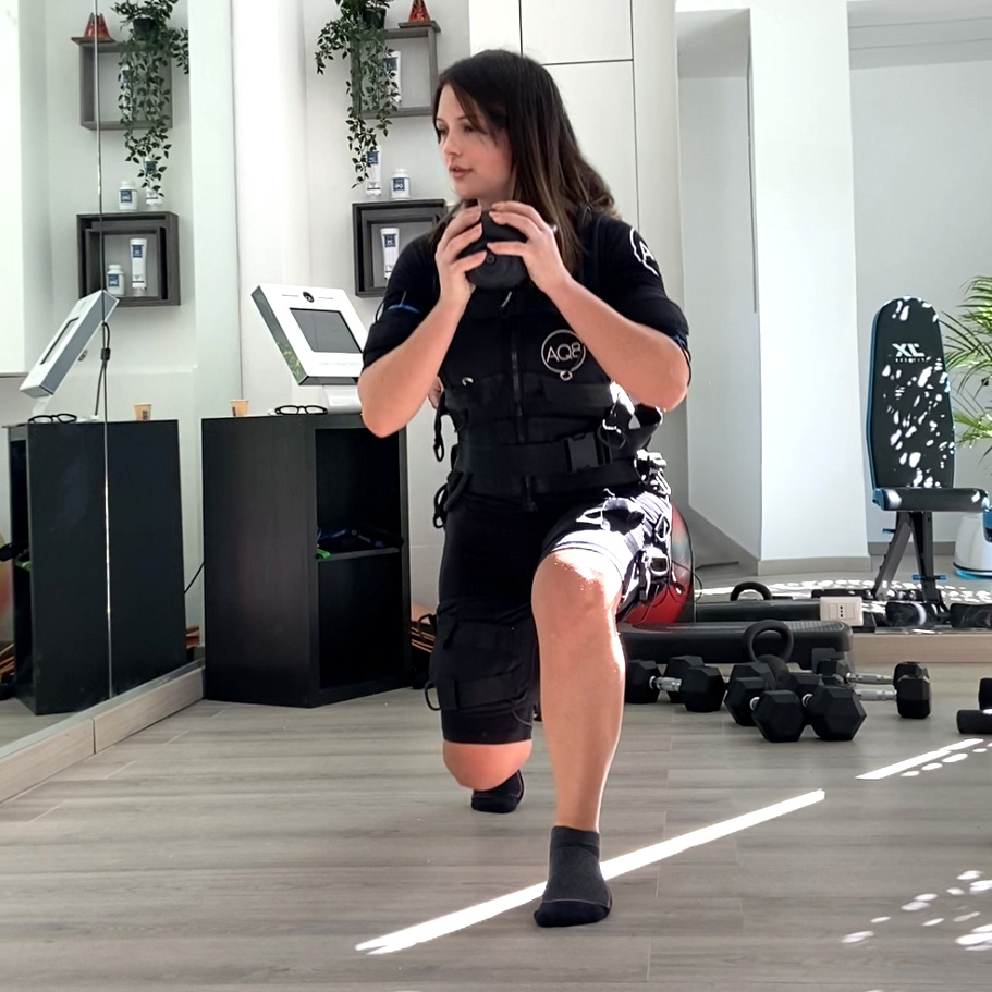 Cliente di Novafit impegnata in un allenamento EMS per recuperare la forma fisica.