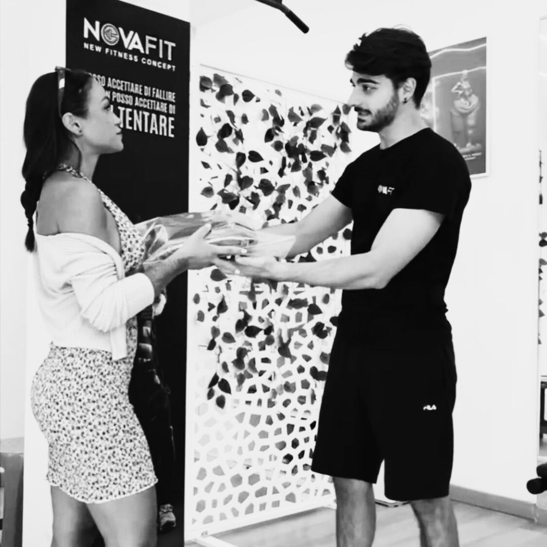 Consegna del kit di allenamento EMS a una cliente Novafit.