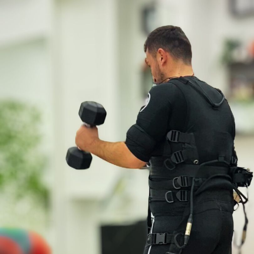 Cliente Novafit durante un allenamento EMS con pesi e tuta EMS a Frattamaggiore."