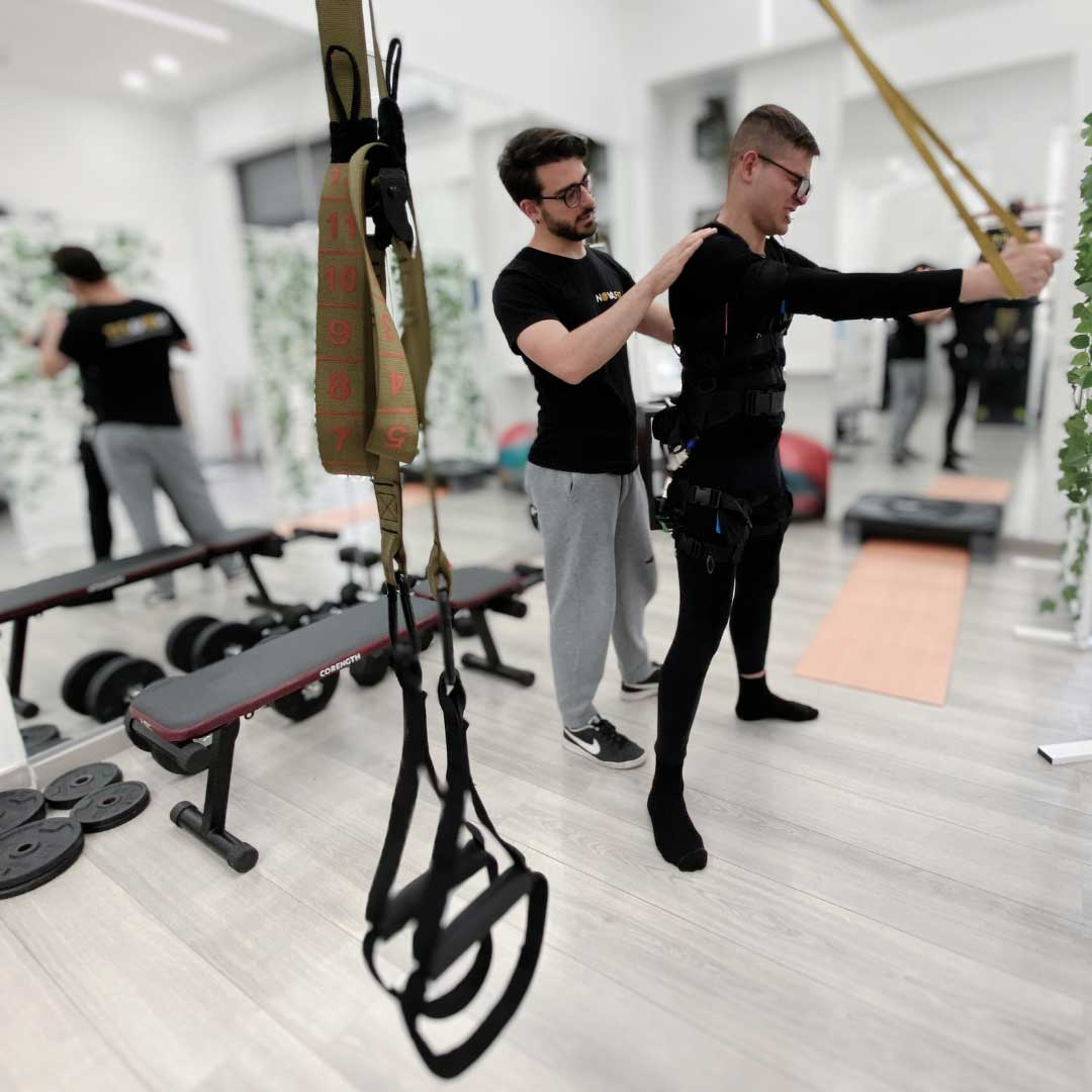 Cliente di Novafit durante un allenamento EMS personalizzato.