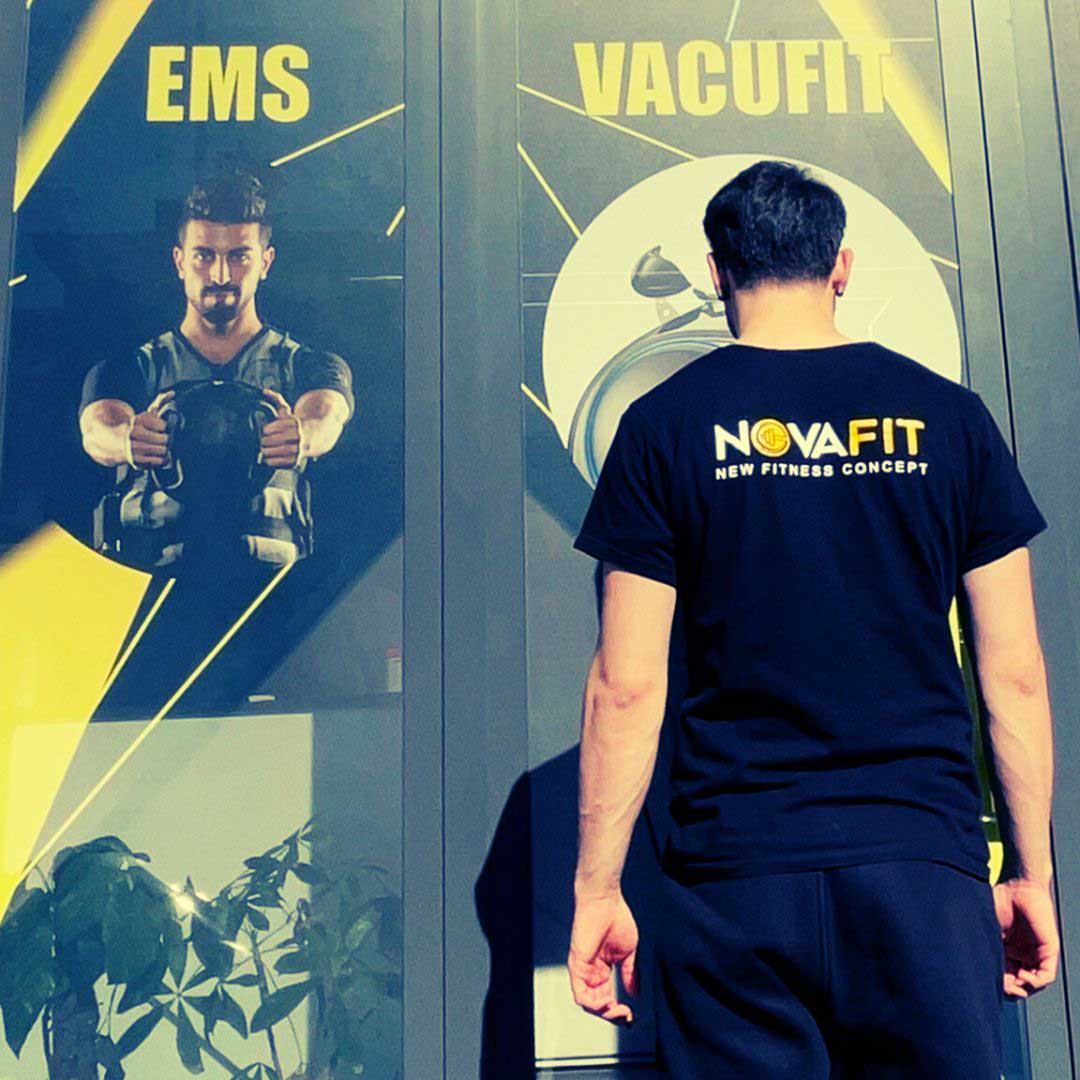 Personal trainer di Novafit di spalle all'entrata della palestra a Frattamaggiore.